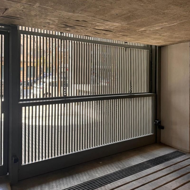 La guillotina no sube · quedó a medias — Mantenimiento preventivo en portón guillotina. Mantenimiento preventivo completo para asegurar el correcto funcionamiento del portón guillotina. Trabajo realizado por HERREELEC.